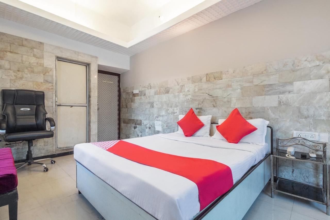 Oyo 71397 Hotel Guru Мумбай Екстериор снимка